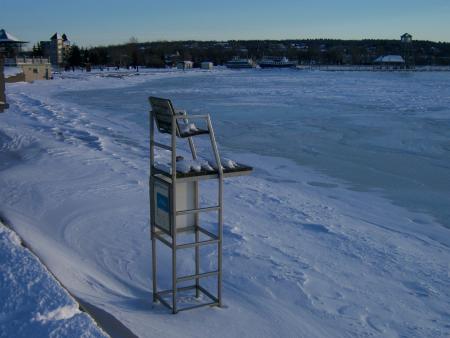 maitre nageur sauveteur sur le lac gelé